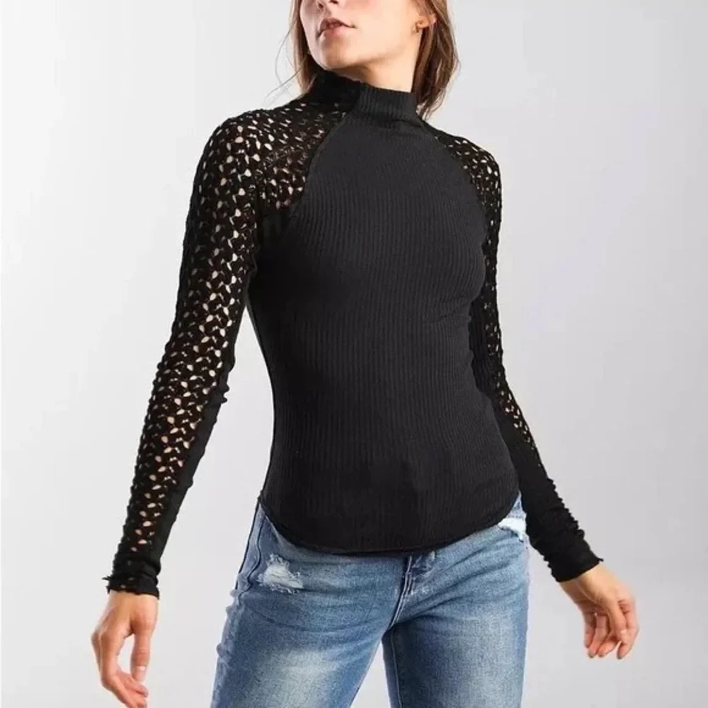 Free People Clemente Rib Knit Top‎ with Crochet Sleeves Size Small